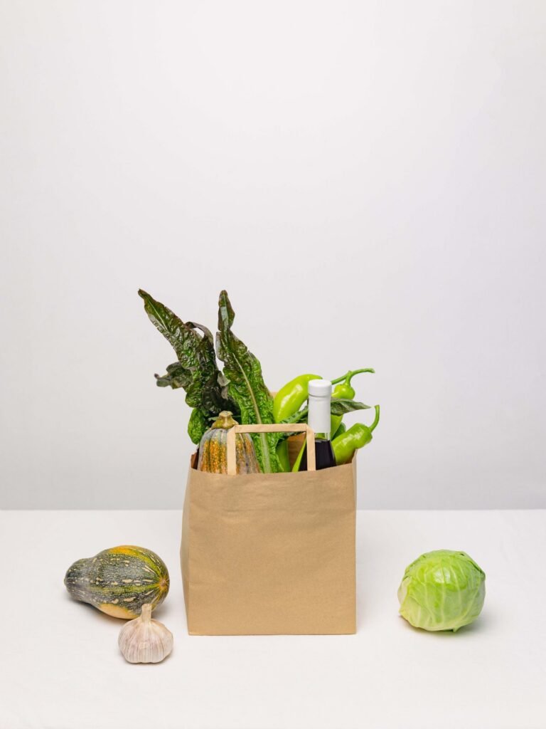 Bolsa de papel con verduras frescas, una alternativa a las bolsas plásticas