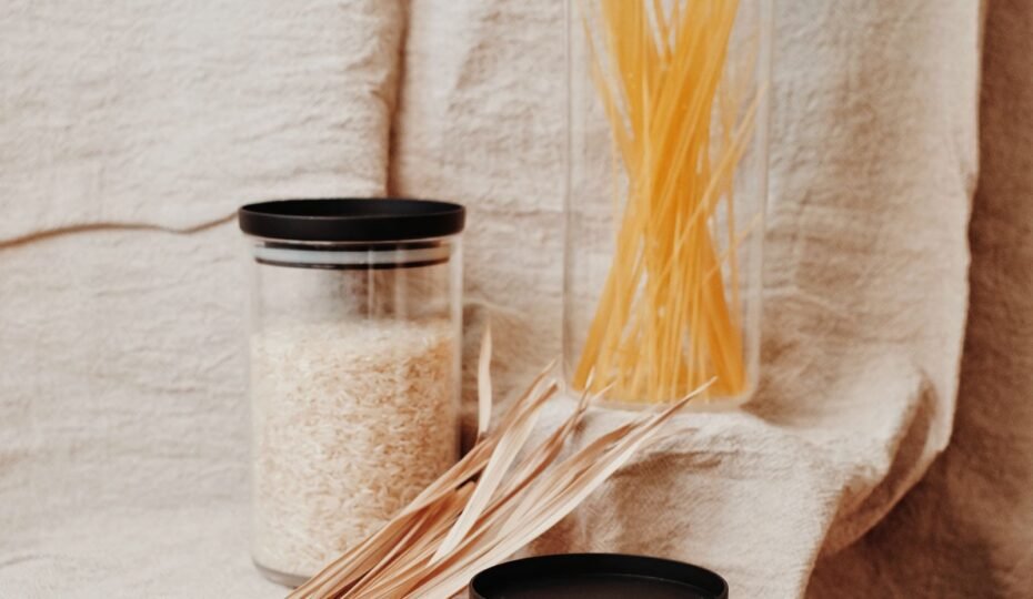 Cereales y pasta en tarro de vidrio