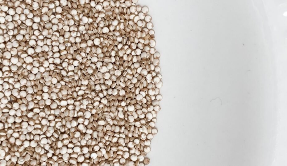 Montón de pequeños granos de cereal marrones