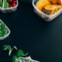 Verduras frescas en contenedores de plástico