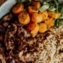 Primer plano de un plato con carne, arroz y zanahorias