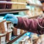 Mujer eligiendo producto congelado en el supermercado