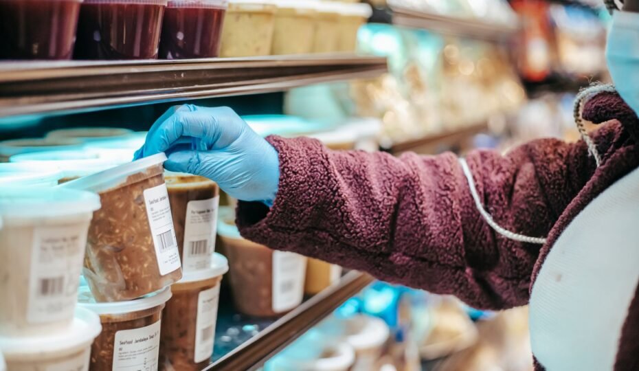 Mujer eligiendo producto congelado en el supermercado