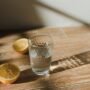Limón en rodajas junto a un vaso