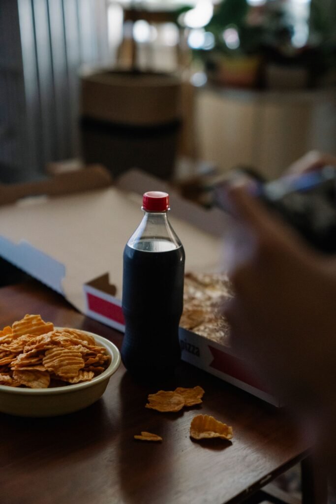 Bebidas azucaradas y snacks: productos que suelen llevar sellos de advertencia