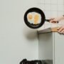 Una persona lanzando huevos cocidos