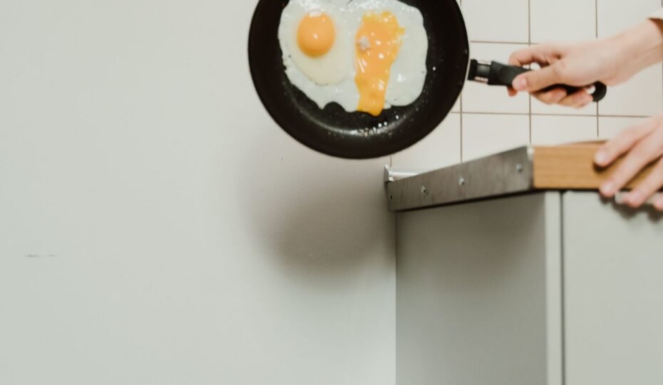 Una persona lanzando huevos cocidos