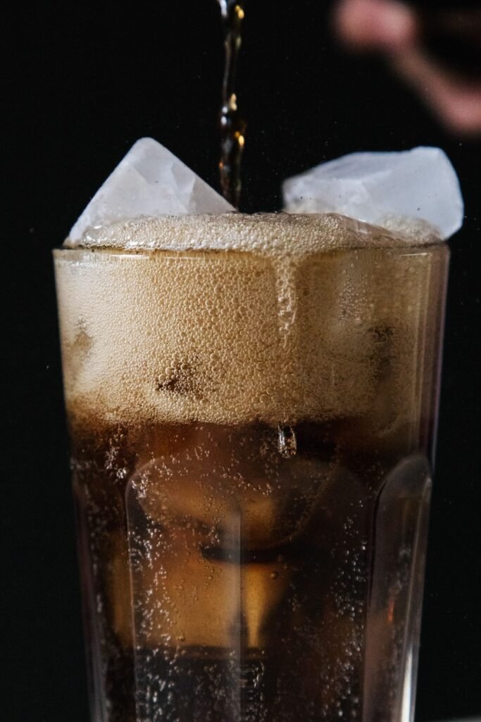 Bebida gaseosa con hielo: una fuente frecuente de azúcares libres